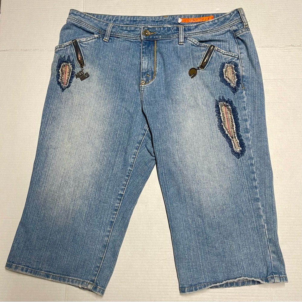 AKDMKS Knee length Jean Shorts Blue Embroidered Patches Urban Wear Mens Size 38